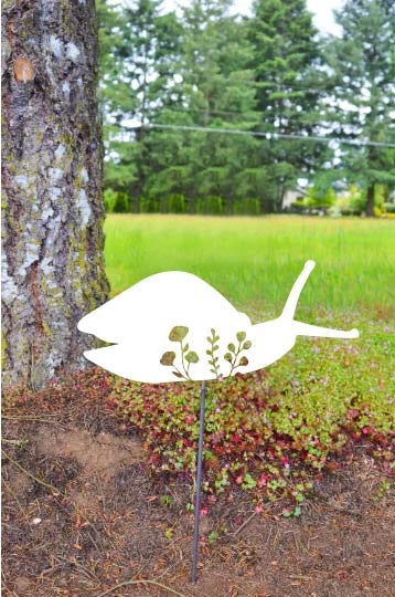 Metal Art Garden Snail mother and her babies Stake Decoration, Yard Art, Spring Garden Decoration, Outdoor Garden Decor, Gift, Garden Lover Stake Attached(12" Stake Detachable)