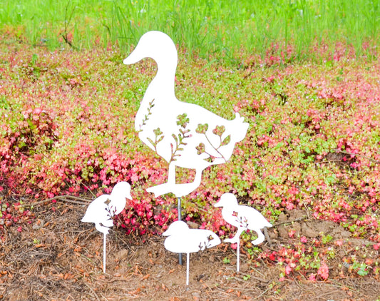 Mother Duck and Ducklings Metal Art Floral Garden Stake Decoration , Spring Easter Gift Yard Art, Spring Garden Decoration, Outdoor Decor Stake Attached(12" Stake Detachable)